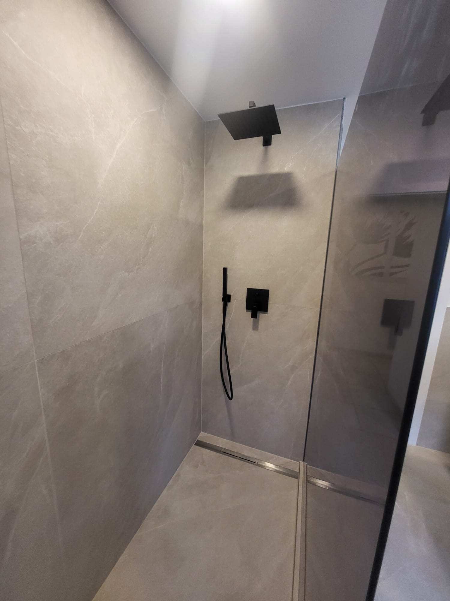 Fertiggestelltes modernes Badezimmer