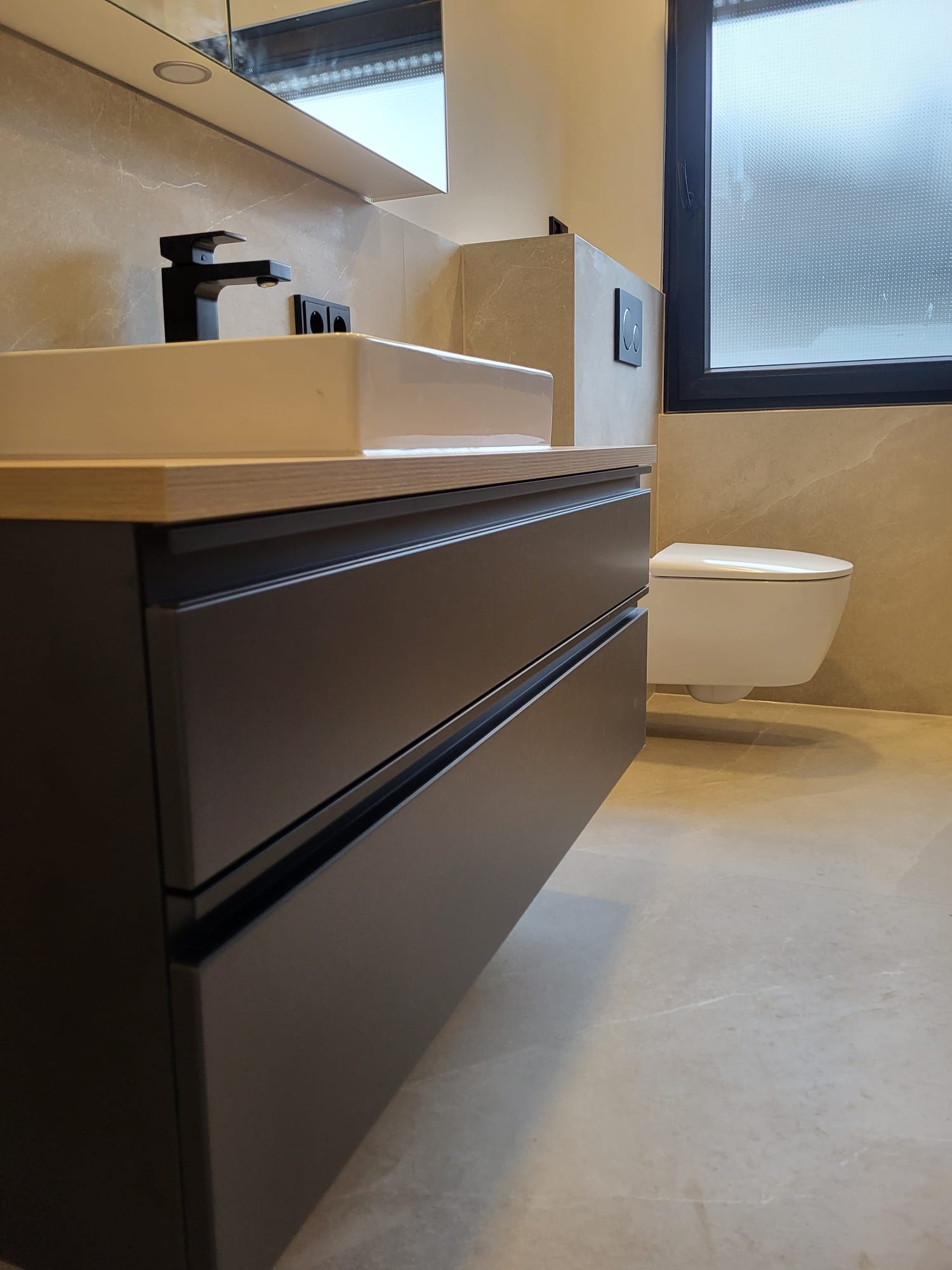 Modern gestaltetes Bad mit Waschtisch und wandhängendem WC