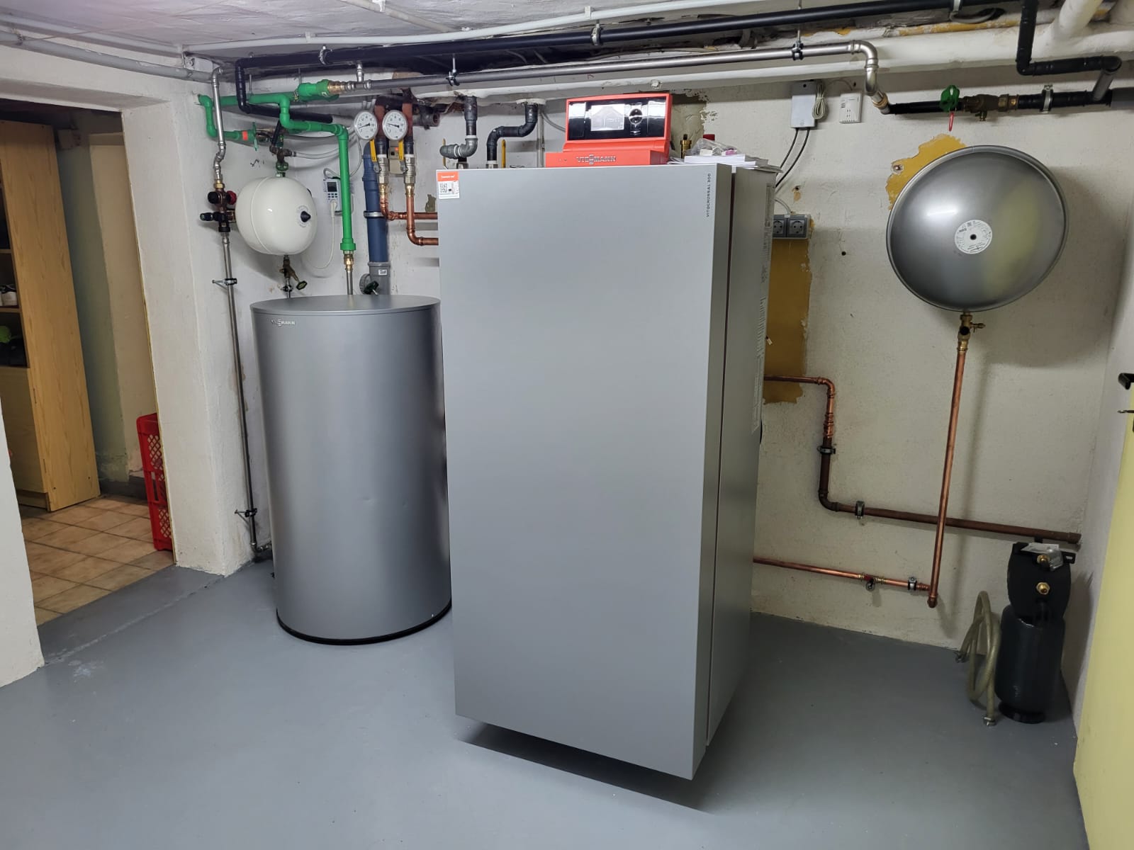 Technische Heizungsinstallation mit sorgfältig geführten Leitungen